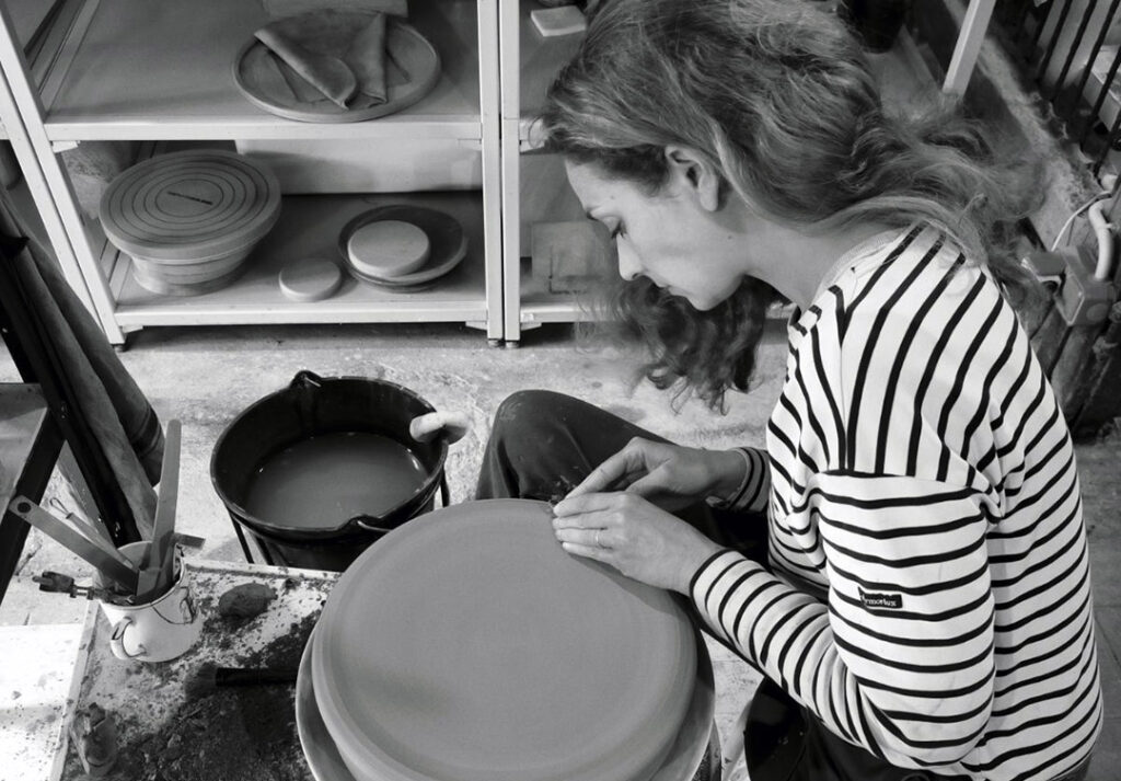 Emilie Gombert, potière, membre de l'association Ateliers d'art du Perche.