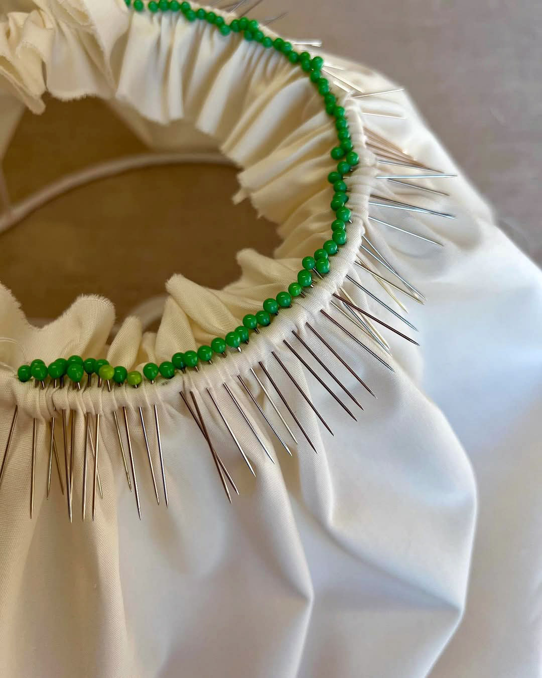 La souplesse d'un froncé vient balancer le classique d'un coton écru. Marie-Pierre Leduc, abatjouriste à Mortagne-au-Perche. La souplesse d'un froncé vient balancer le classique d'un coton écru.