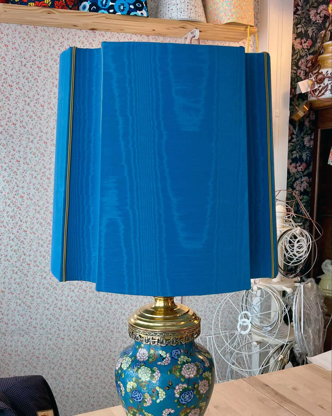 Un carré espagnol, nom de cette forme d'abat-jour, tout habillé de Marie-Pierre Leduc, abatjouriste à Mortagne-au-Perche. Un carré espagnol, nom de cette forme d'abat-jour, tout habillé de moire, pour être posé sur un cloisonné d'Asie