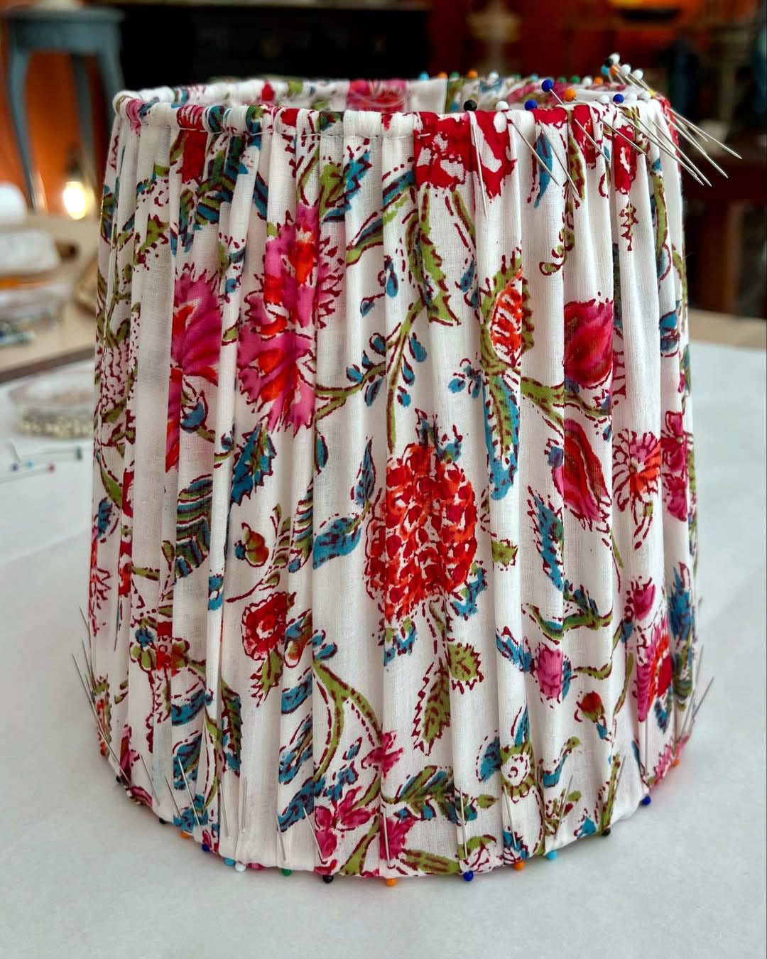 Plusieurs abat-jour froncés sont en cours 🥰 - froncé blanc classique et épuré, froncé joyeux en(1) Marie-Pierre Leduc, abatjouriste à Mortagne-au-Perche. Froncé blanc classique et épuré, froncé joyeux en coton imprimé au bloc.