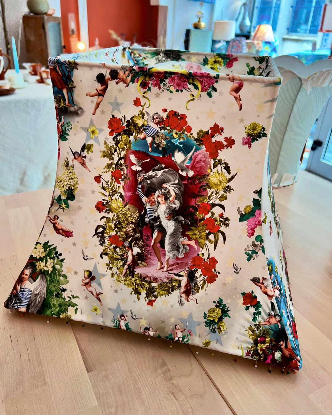 Retour en boutique pour finir la pagode commencée pour le 1er Grand Atelier Bohin.Tissu impertin Marie-Pierre Leduc, abatjouriste à Mortagne-au-Perche. Tissu impertinent de Jean-Paul Gaultier.