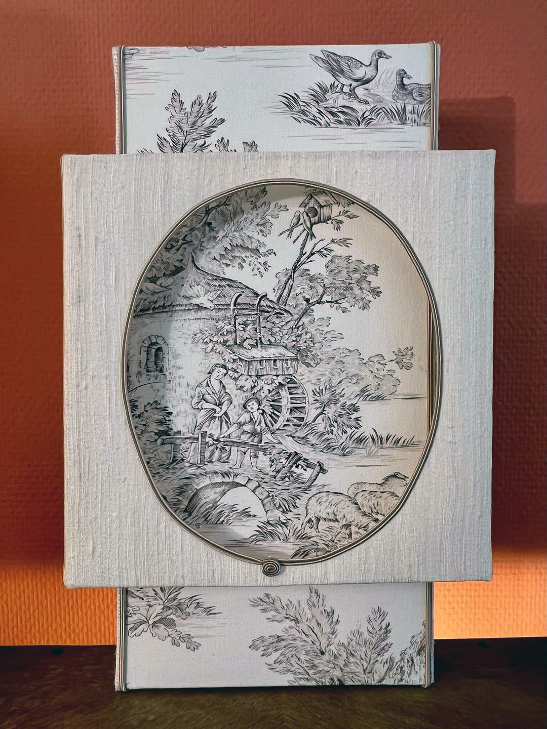 Toile de Jouy et soie sauvage pour applique bien cadrée !#leclairciecreations #applique #luminai(1) Marie-Pierre Leduc, abatjouriste à Mortagne-au-Perche. oile de Jouy et soie sauvage pour applique bien cadrée.