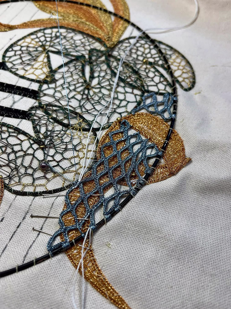 « Le monde de Bufo Bufo » - le milieu aquatique apparaît 🌊! copie Marielle Olivier, M.O.F., dentellière contemporaine, , membre de l'association Ateliers d'art du Perche.